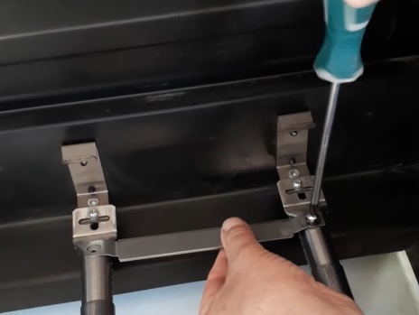 ¿Cómo se instala la guía de gas ajustable de Parrillas a Gas?